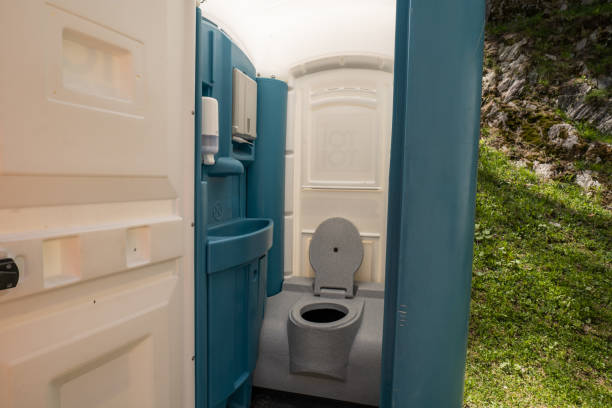 Best Porta potty delivery and setup  in Gladstone, MO